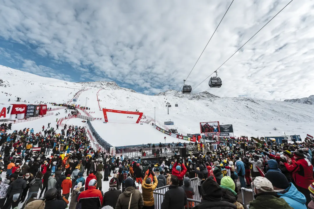 Publikum, Rennstrecke und Gondeln beim Skiweltcup in Gurgl