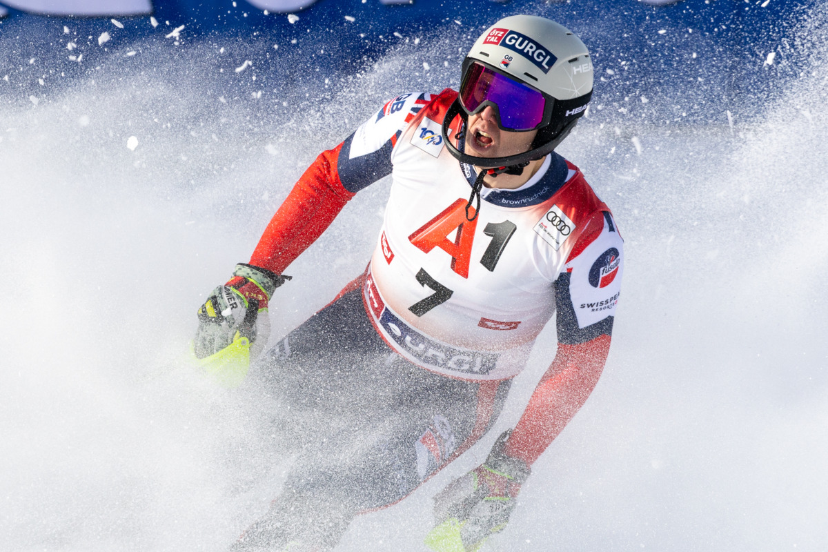 Skirennfahrer in einer Schneewolke beim Skiweltcup in Gurgl